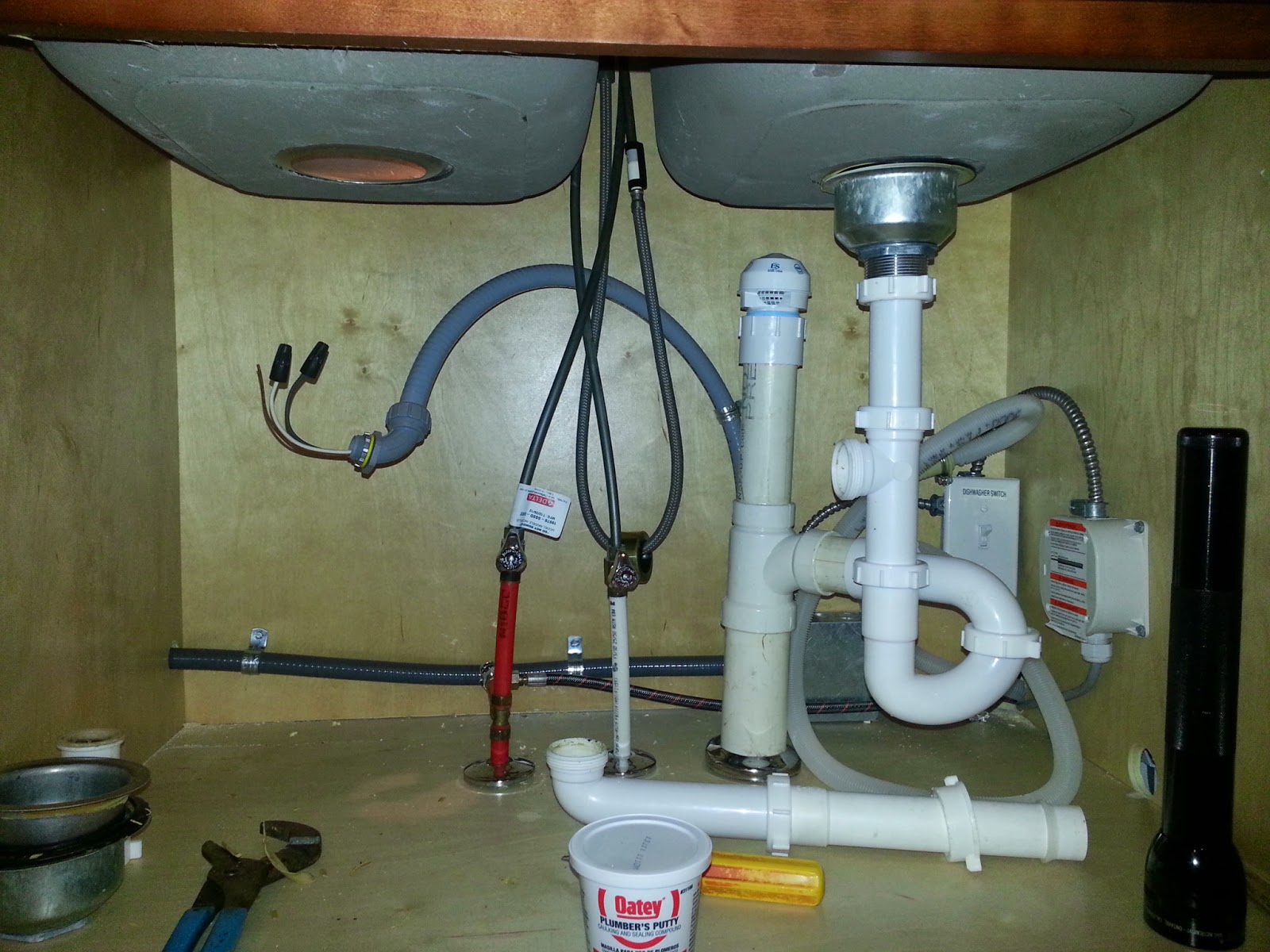 kitchen sink drain plumbing with dishwasher